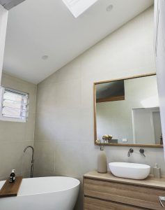 Project Bangalee bathroom bath, mirror and vanity by Qantum Construct